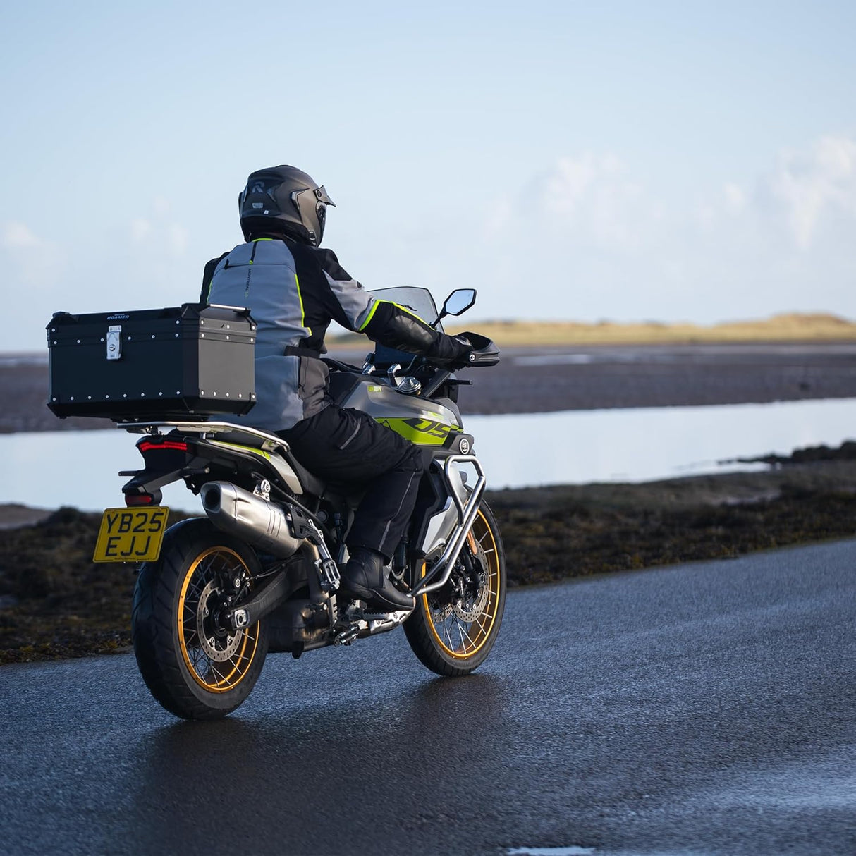 Oxford Roamer Universal Top Box Black with Universal Mounting Plate